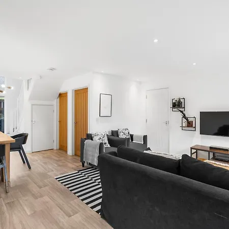 Silvercroft - Luxury Modern Coastal Retreat Near Beach, Sleeps 4 Porthtowan
